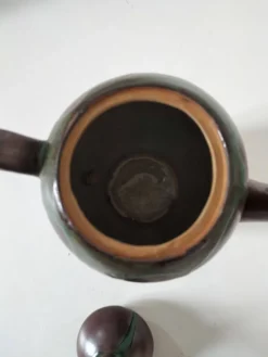 Cafetière en céramique à pâte rouge – création d’artiste