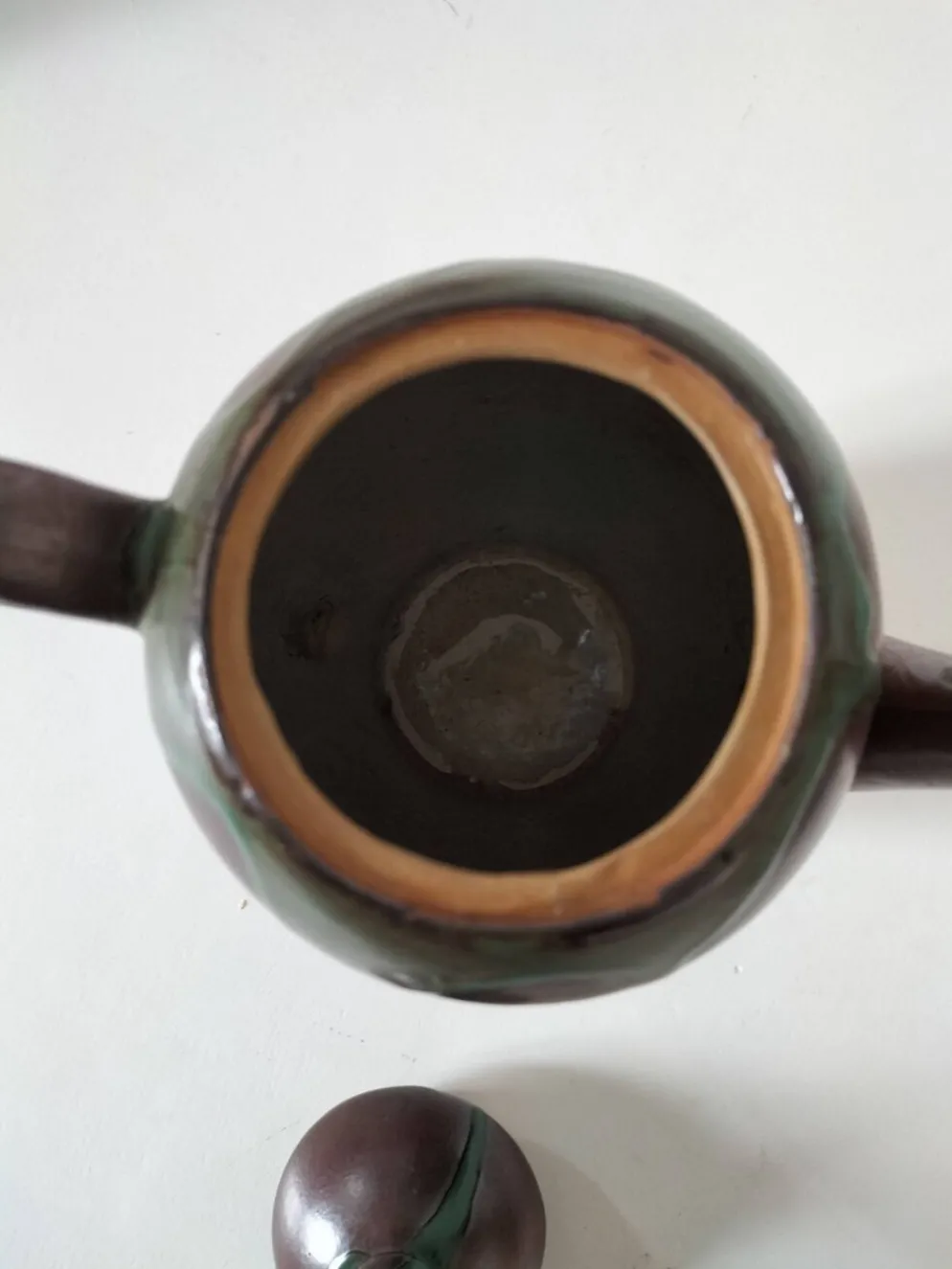 Cafetière en céramique à pâte rouge – création d’artiste