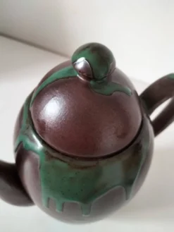Cafetière en céramique à pâte rouge – création d’artiste