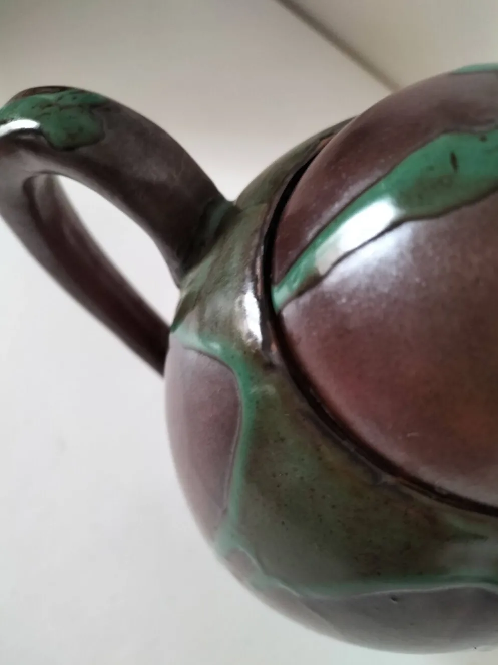 Cafetière en céramique à pâte rouge – création d’artiste