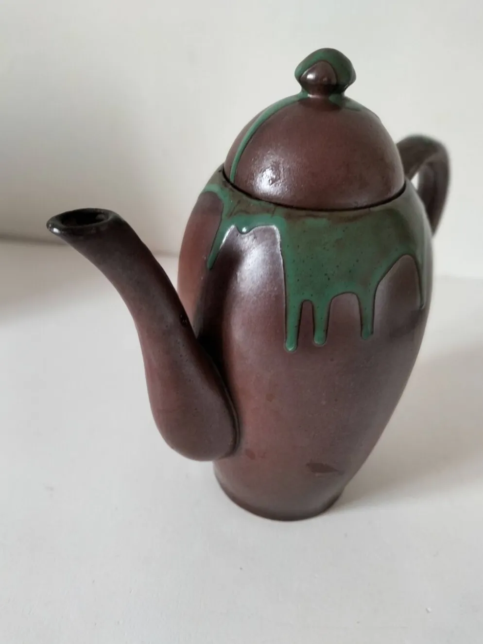 Cafetière en céramique à pâte rouge – création d’artiste