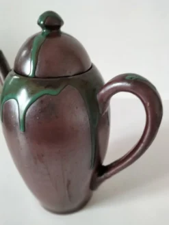 Cafetière en céramique à pâte rouge – création d’artiste
