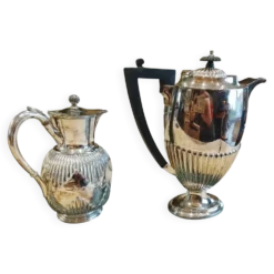 Cafetière en métal argenté et cruche à eau. (2 articles)