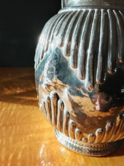 Cafetière en métal argenté et cruche à eau. (2 articles)
