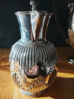 Cafetière en métal argenté et cruche à eau. (2 articles)