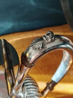 Cafetière en métal argenté et cruche à eau. (2 articles)