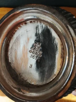 Cafetière en métal argenté et cruche à eau. (2 articles)