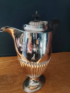 Cafetière en métal argenté et cruche à eau. (2 articles)