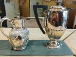 Cafetière en métal argenté et cruche à eau. (2 articles)