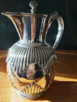 Cafetière en métal argenté et cruche à eau. (2 articles)