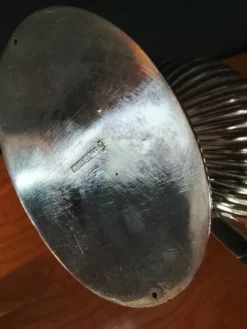 Cafetière en métal argenté et cruche à eau. (2 articles)