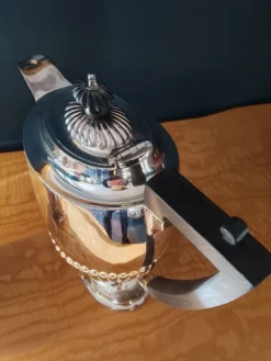 Cafetière en métal argenté et cruche à eau. (2 articles)