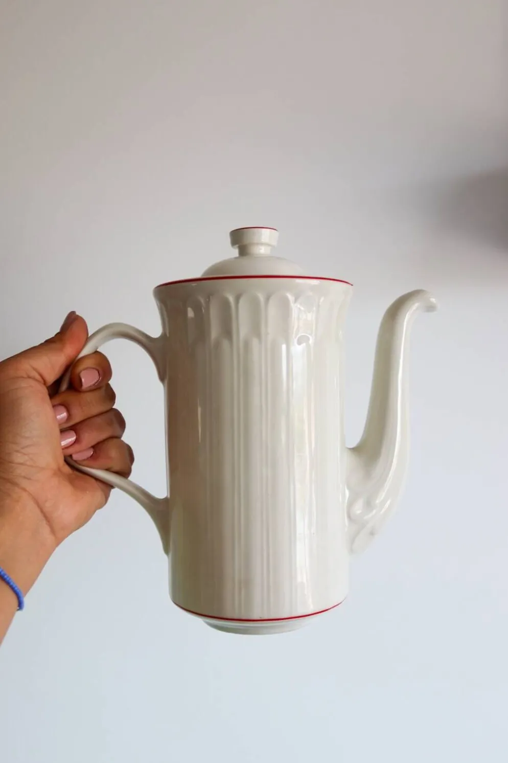 Cafetière en porcelaine blanche à filets rouges – Modèle “Acanthus”