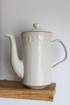 Cafetière en porcelaine blanche à filets rouges – Modèle “Acanthus”