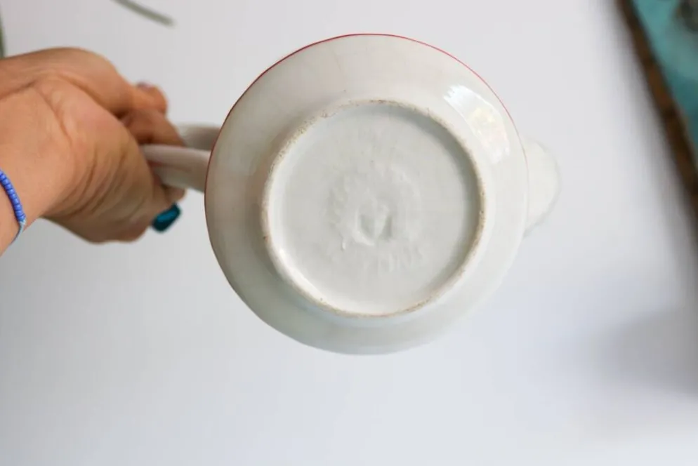 Cafetière en porcelaine blanche à filets rouges – Modèle “Acanthus”
