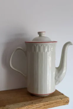 Cafetière en porcelaine blanche à filets rouges – Modèle “Acanthus”
