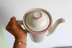 Cafetière en porcelaine blanche à filets rouges – Modèle “Acanthus”