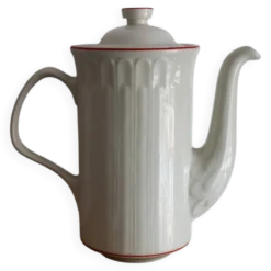 Cafetière en porcelaine blanche à filets rouges – Modèle “Acanthus”