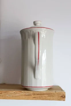 Cafetière en porcelaine blanche à filets rouges – Modèle “Acanthus”