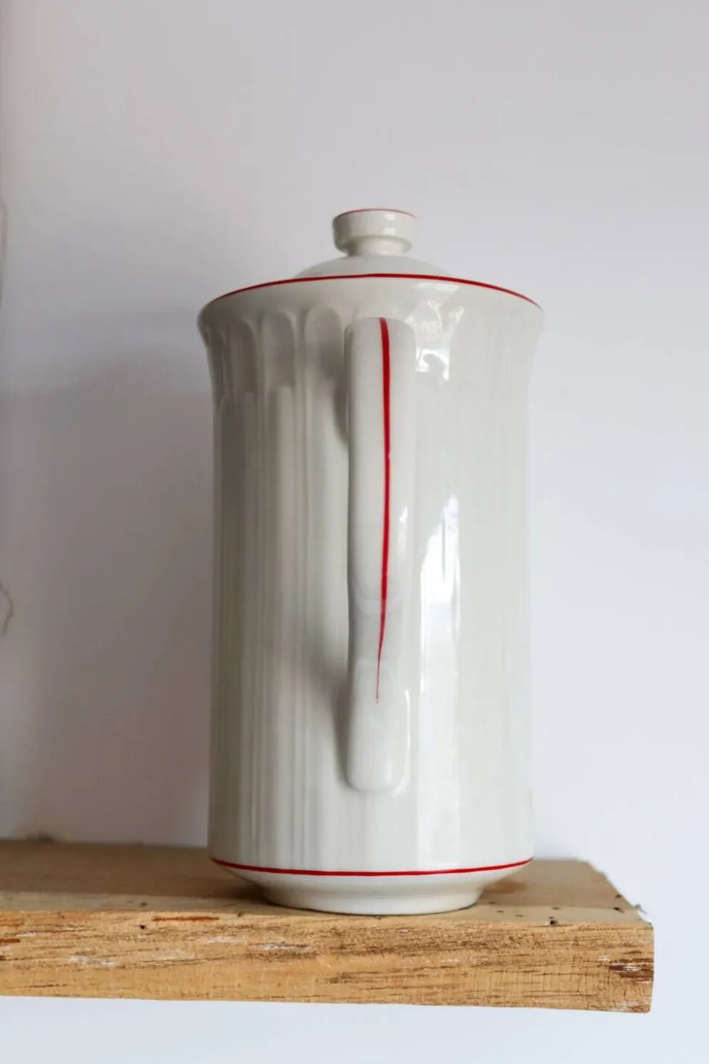 Cafetière en porcelaine blanche à filets rouges – Modèle “Acanthus”