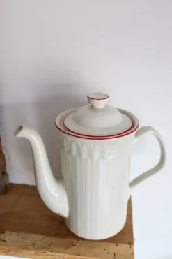 Cafetière en porcelaine blanche à filets rouges – Modèle “Acanthus”