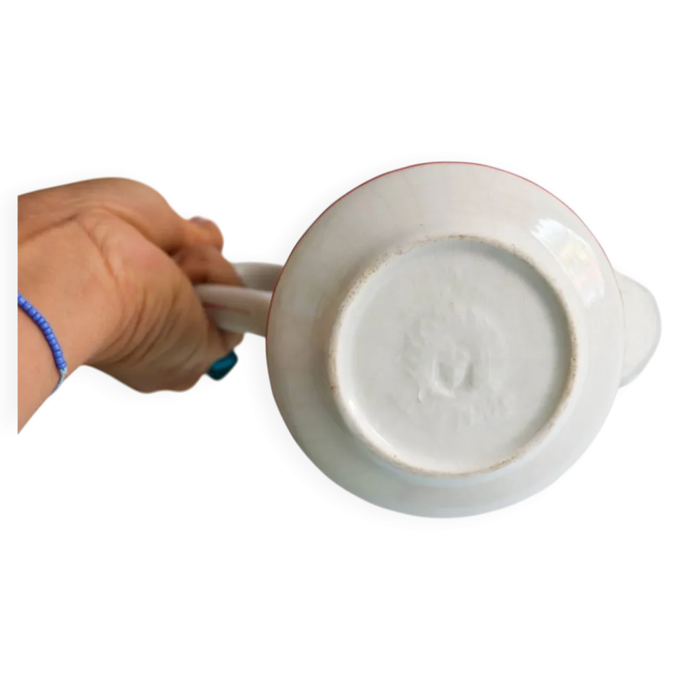 Cafetière en porcelaine blanche à filets rouges – Modèle “Acanthus”