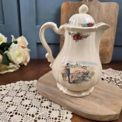 Cafetière Sarreguemines Obernai Henri Loux au bec court – Danse alsacienne