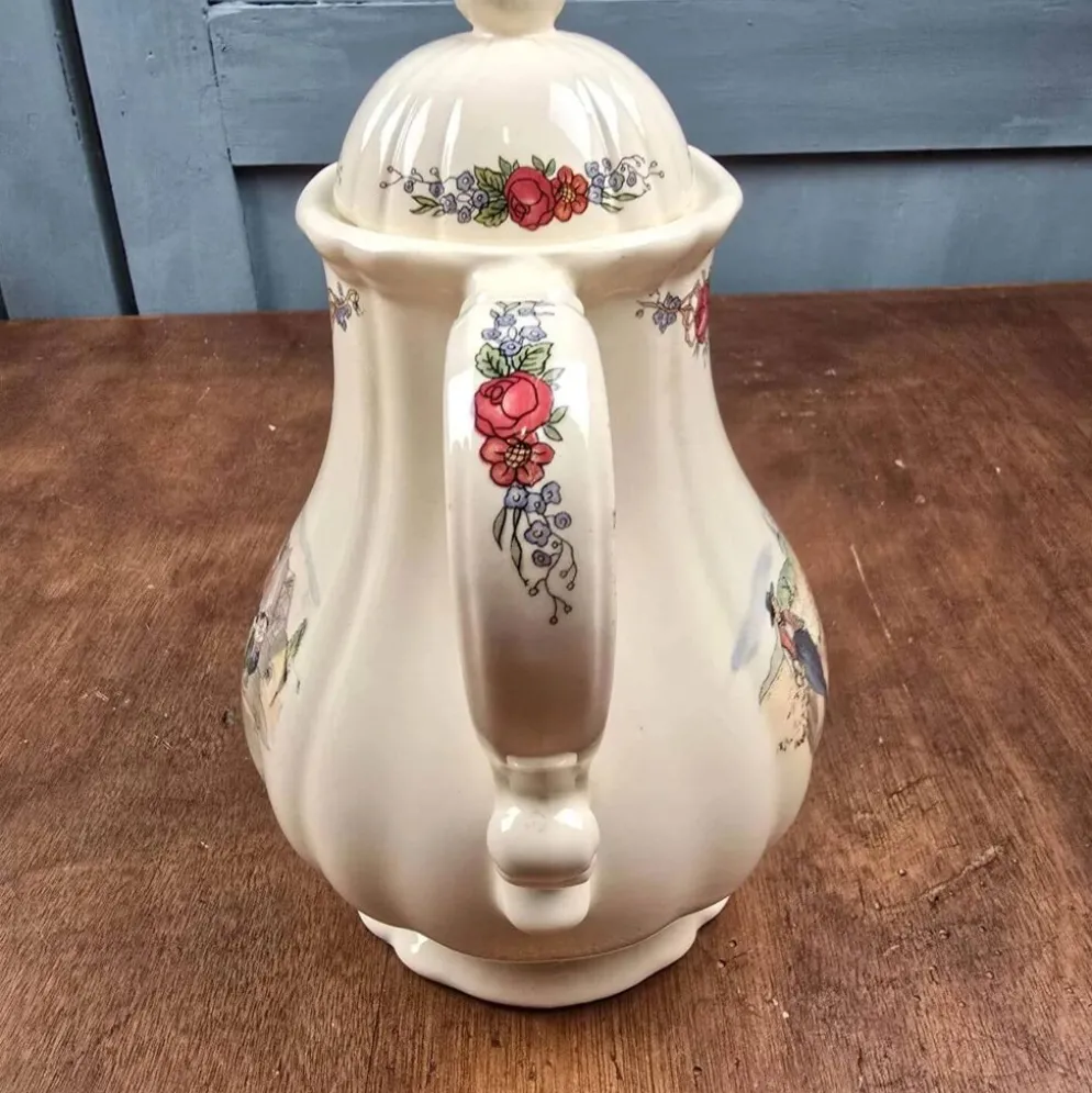 Cafetière Sarreguemines Obernai Henri Loux au bec court – Danse alsacienne