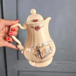 Cafetière Sarreguemines Obernai Henri Loux au bec court – Danse alsacienne