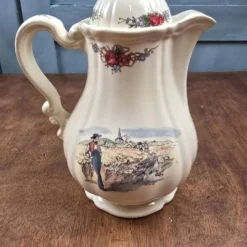 Cafetière Sarreguemines Obernai Henri Loux au bec court – Danse alsacienne