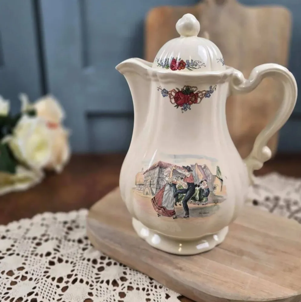 Cafetière Sarreguemines Obernai Henri Loux au bec court – Danse alsacienne