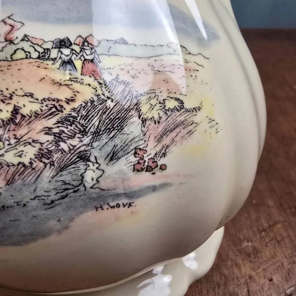 Cafetière Sarreguemines Obernai Henri Loux au bec court – Danse alsacienne