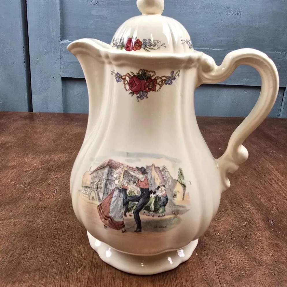 Cafetière Sarreguemines Obernai Henri Loux au bec court – Danse alsacienne