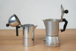 Cafetières Moka Bialetti et Alessi des années 1970 – Design italien emblématique