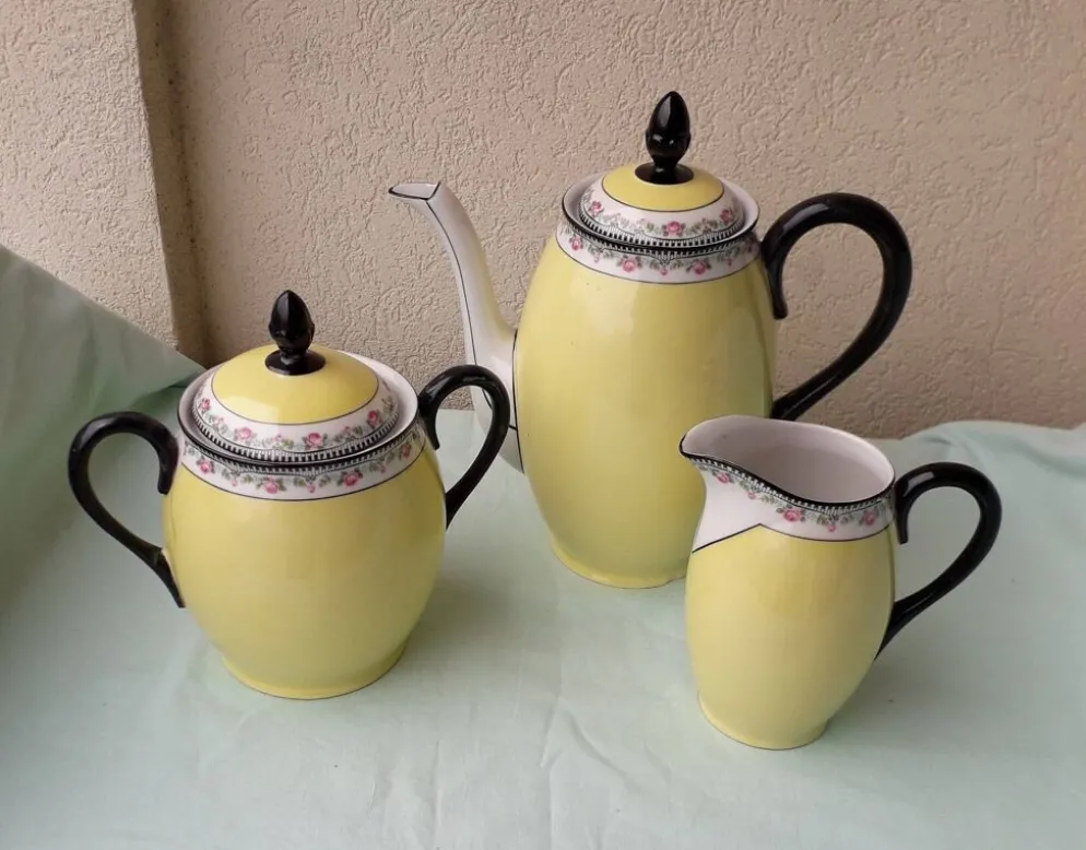 Cafetière sucrier et pot à lait en porcelaine