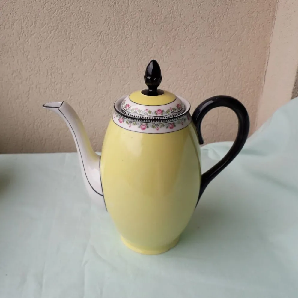 Cafetière sucrier et pot à lait en porcelaine