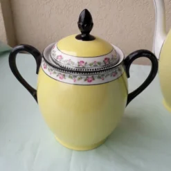 Cafetière sucrier et pot à lait en porcelaine