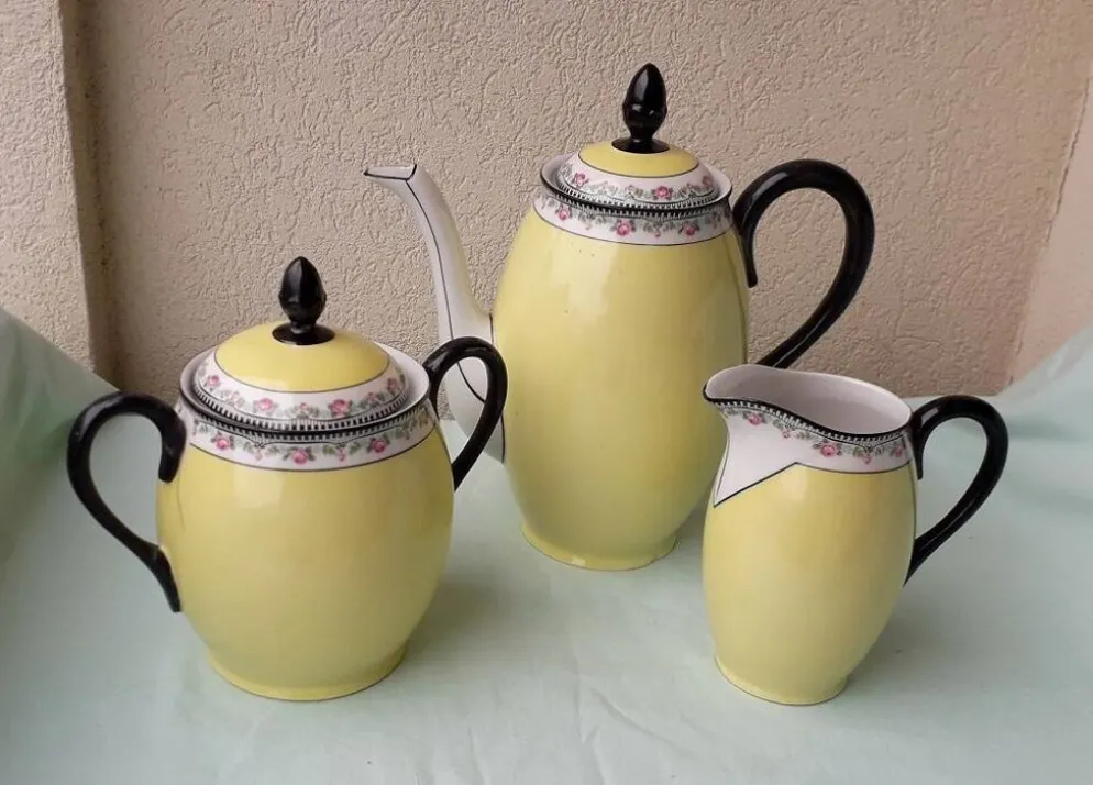 Cafetière sucrier et pot à lait en porcelaine