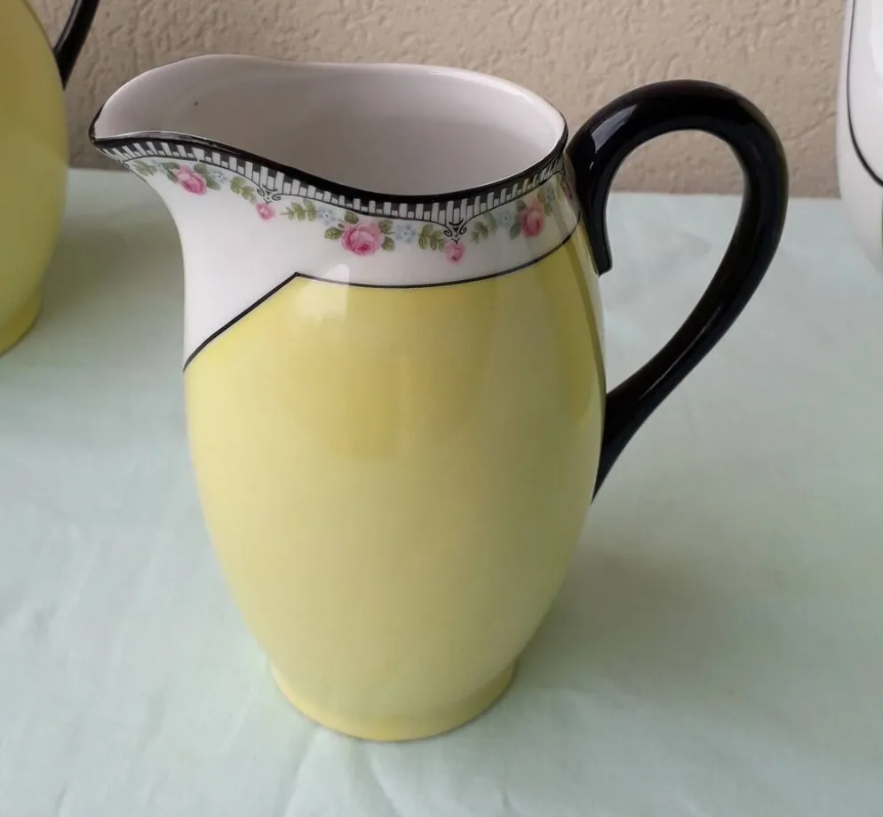 Cafetière sucrier et pot à lait en porcelaine