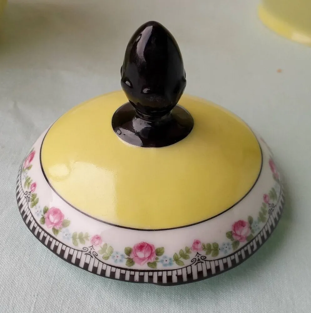 Cafetière sucrier et pot à lait en porcelaine