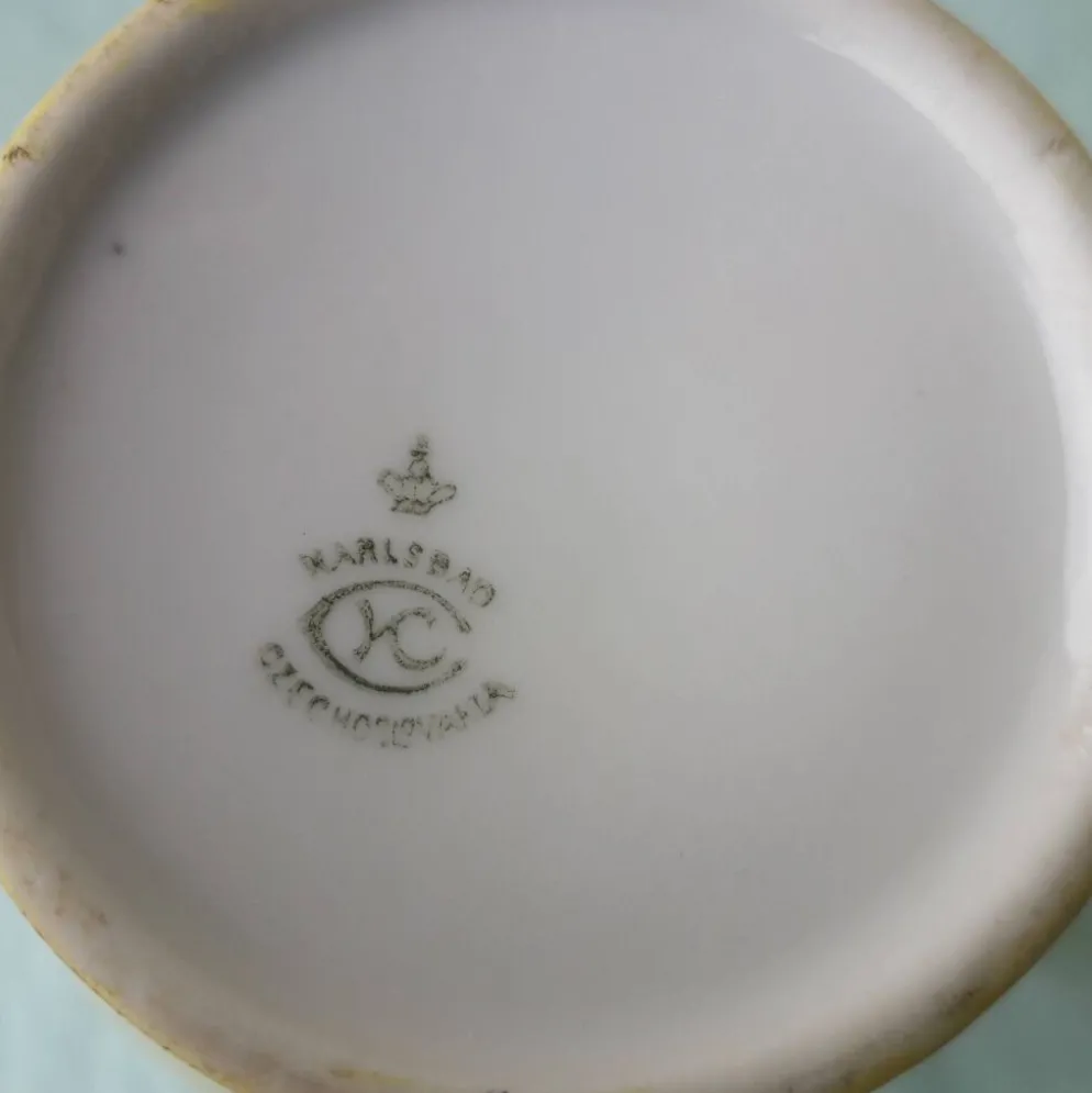 Cafetière sucrier et pot à lait en porcelaine