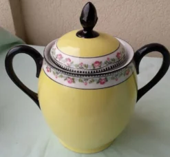 Cafetière sucrier et pot à lait en porcelaine