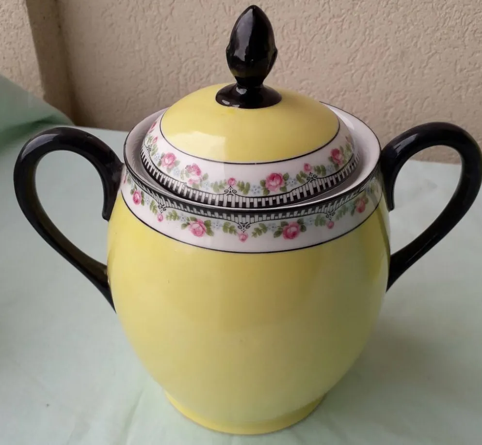 Cafetière sucrier et pot à lait en porcelaine