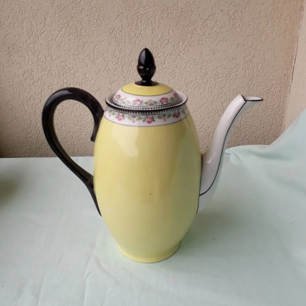 Cafetière sucrier et pot à lait en porcelaine
