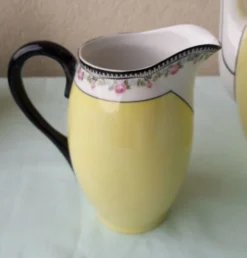 Cafetière sucrier et pot à lait en porcelaine