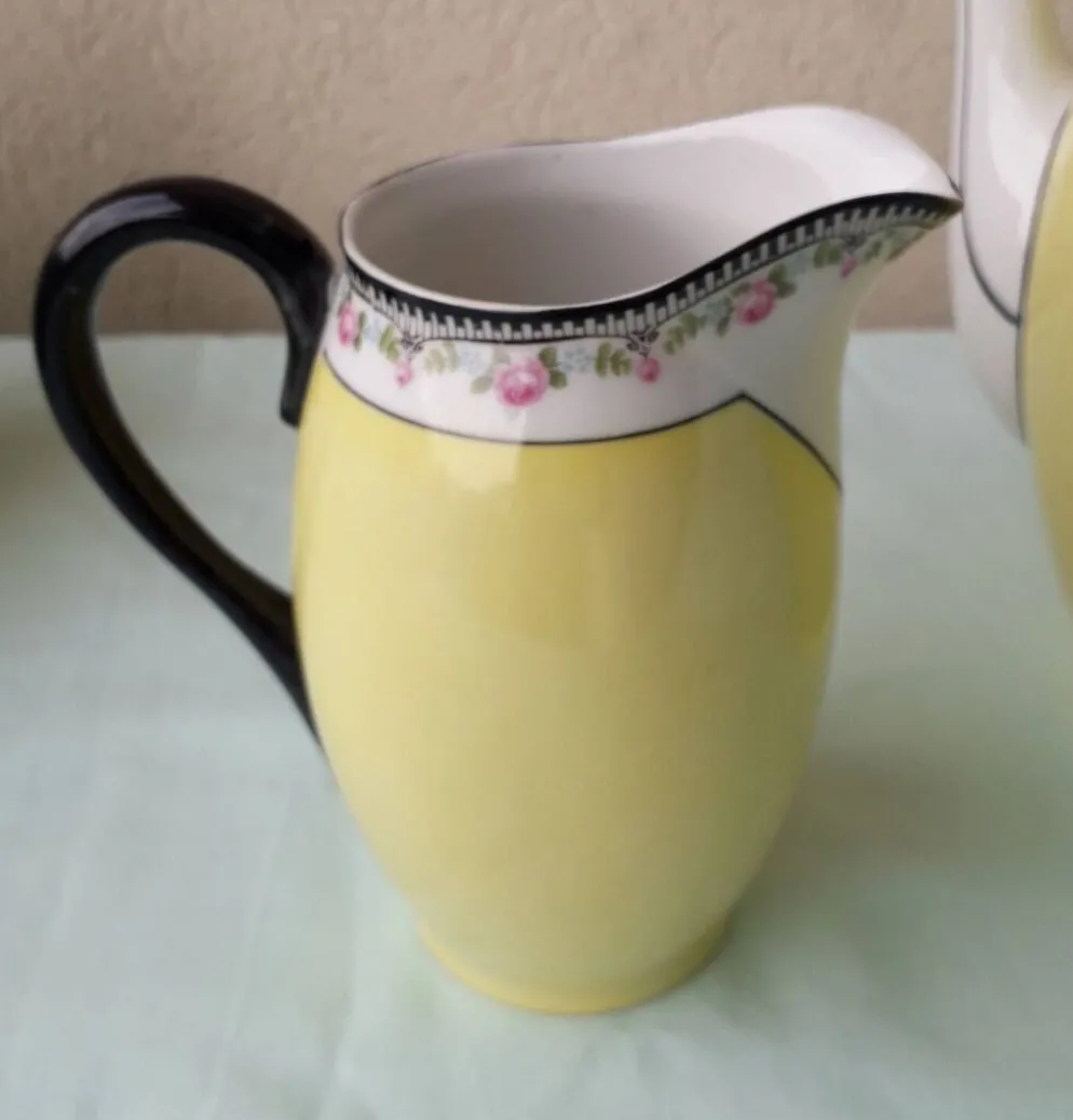 Cafetière sucrier et pot à lait en porcelaine