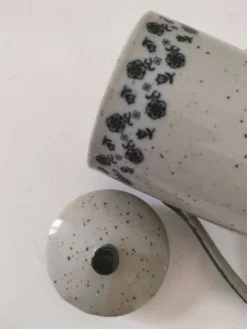 Cafetière vintage en grès moucheté – décor floral bleu marine