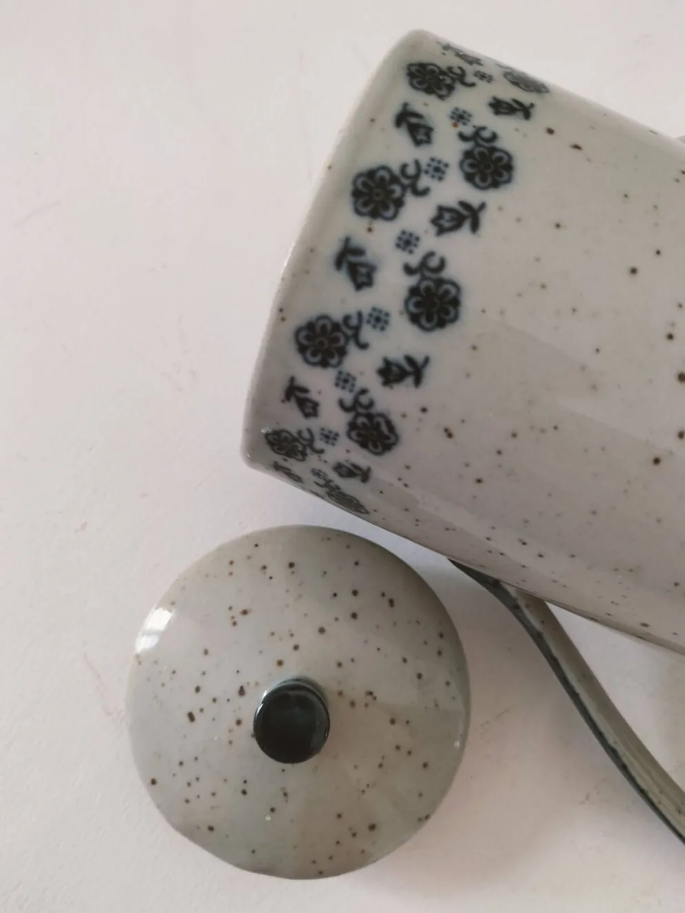 Cafetière vintage en grès moucheté – décor floral bleu marine
