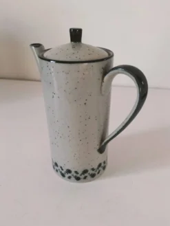 Cafetière vintage en grès moucheté – décor floral bleu marine