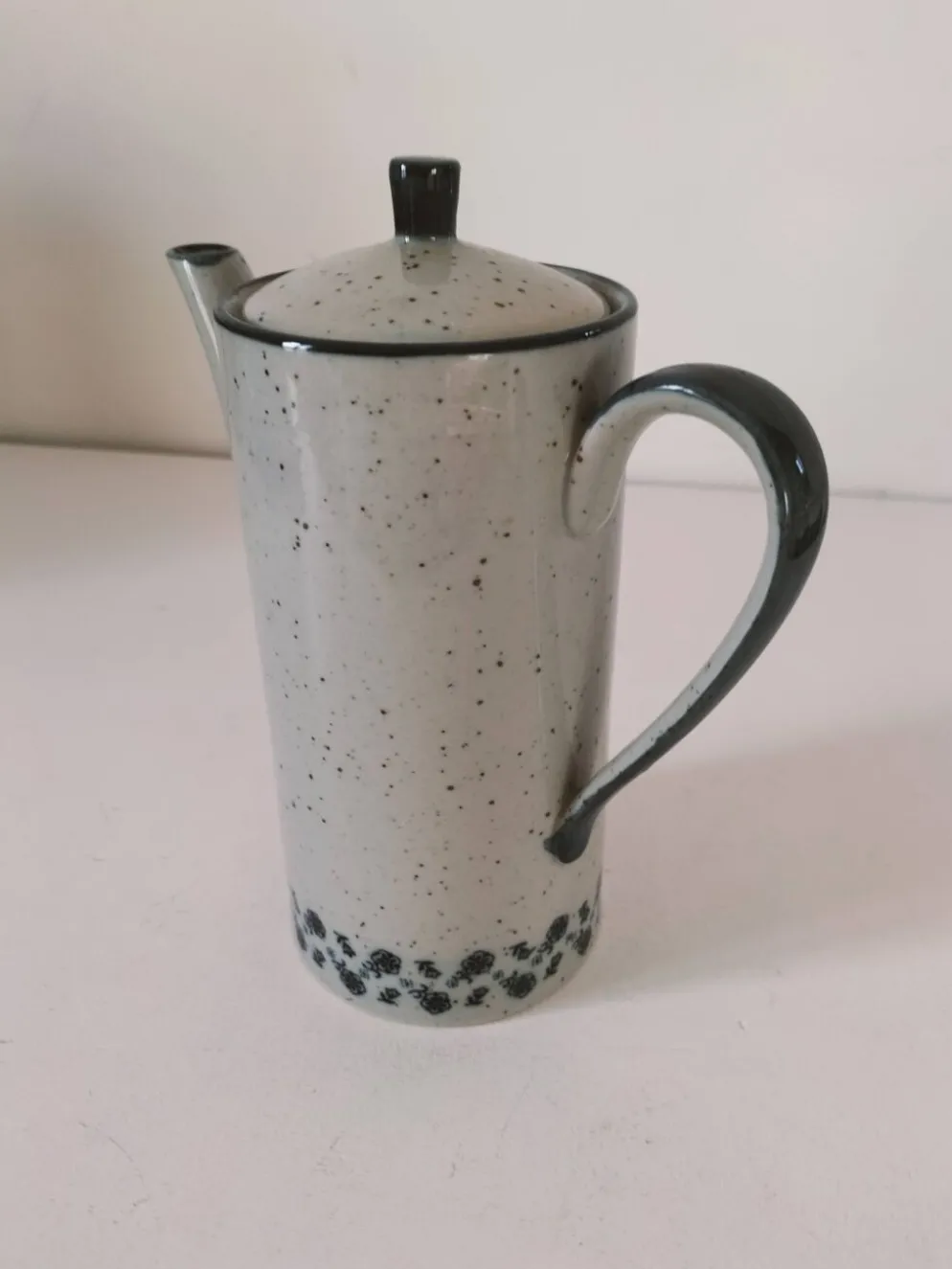 Cafetière vintage en grès moucheté – décor floral bleu marine